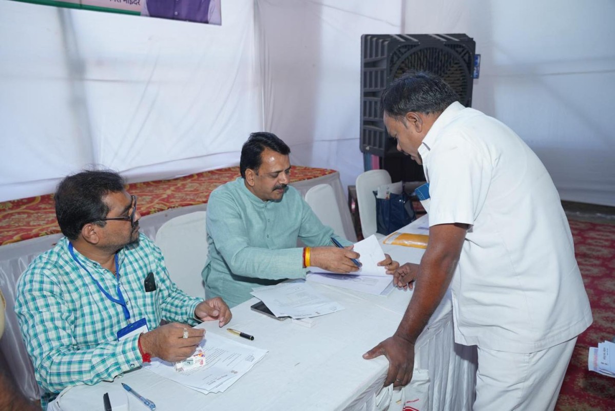 Huge ration card camp was organized in the premises of the ration card office under Bhayander East to West flyover